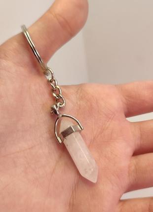 Натуральный камень белый кварц в форме кристалла - шестигранника. размеры 10 * 40 мм.