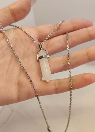 Натуральный камень белый кварц в форме кристалла - шестигранника. размеры 10 * 40 мм.