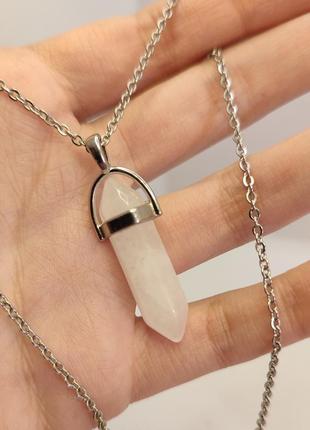 Натуральный камень белый кварц в форме кристалла - шестигранника. размеры 10 * 40 мм.