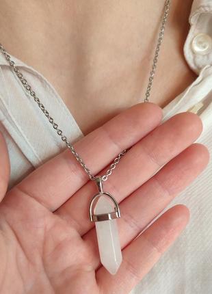 Натуральный камень белый кварц в форме кристалла - шестигранника. размеры 10 * 40 мм.