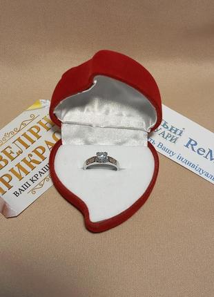 Стильное женское кольцо "платиновая классика" ювелирный сплав и цирконы - солидный подарок девушке в коробочке8 фото