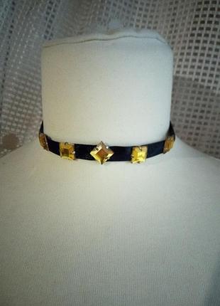 Чокер з золотистими камінчиками.хендмейд