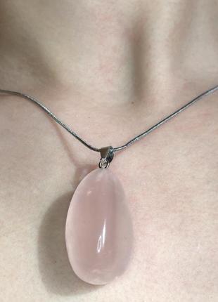 Кулон из натурального камня розовый кварц в природной форме. размеры 10 * 40 мм.