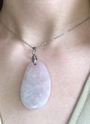 Кулон із натурального каменю рожевий кварц в формі краплі. розміри 30 * 40 мм.