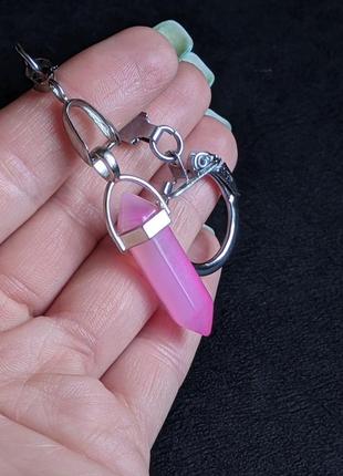 Натуральный камень розовый агат кулон маятник в виде кристалла шестигранника на брелке - подарок парню девушке