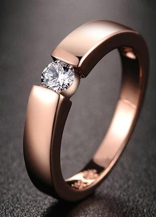 Стильное кольцо "золотая классика с изящным цирконом" ювелирный сплав - оригинальный подарок девушке