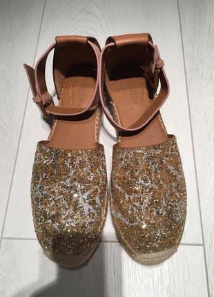 Босоніжки дуже гарно блистять see by chloe
