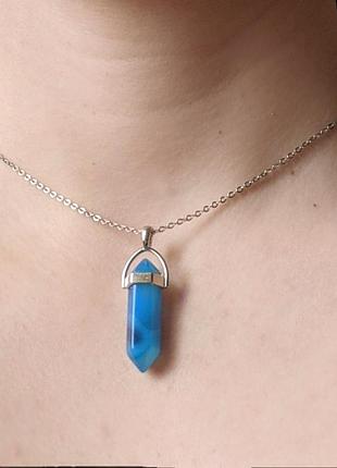 Натуральний камінь яскравий блакитний агат кулон у формі кристала шестигранника на ланцюжку - подарунок хлопцю дівчині