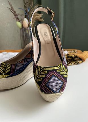 Босоніжки з вишивкою