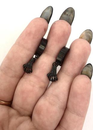 Модні чорні сережки-кліпси унісекс медична титанова сталь рука склета7 фото
