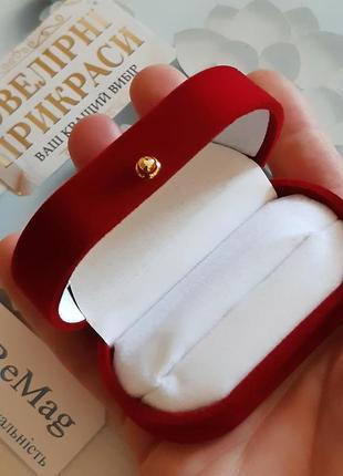 Бархатный красный футляр для подарочной упаковки пары обручальных колец или наборов двух колец
