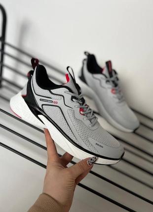 Кросівки на весну