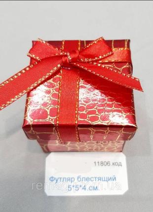 Красный квадратный футляр для подарочной упаковки сережек, колец, кулонов и колье. золотое тиснение "крокодил"1 фото