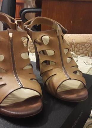 Босоніжки шкіряні tj collection