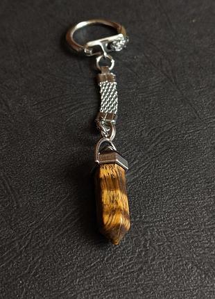 Натуральный камень тигровый глаз в форме кристалла - шестигранника надет на основу - брелок сталь