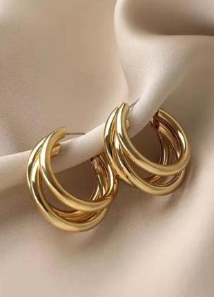 Сережки кільця золотистого кольору елегантние изысканние серги гвоздики стильні модні сережки трендові