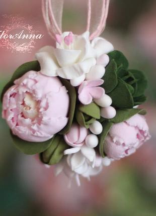 Великий кулон з квітами ручної роботи  з полімерної глини "пионовая свіжість"