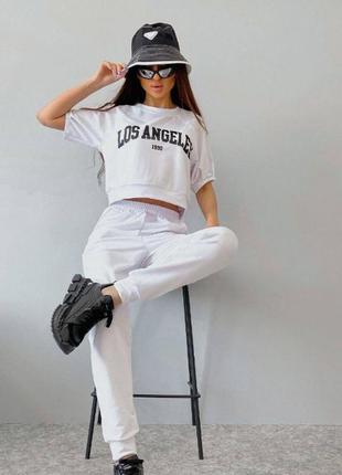 Костюм спортивный женский белый однотонный укороченная футболка с принтом брюки джоггеры на высокой посадке с карманами качественный стильный