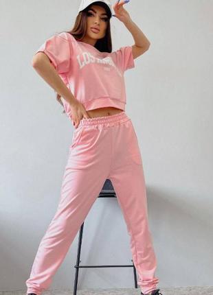Костюм спортивный женский пудровый однотонный укороченная футболка с принтом брюки джоггеры на высокой посадке с карманами качественный стильный