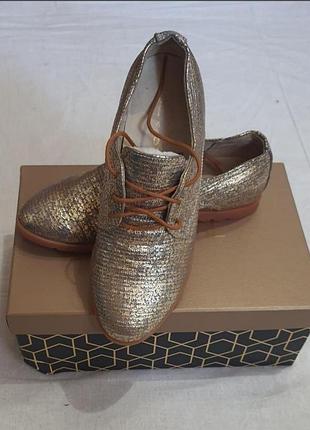 Стильні шкіряні туфлі