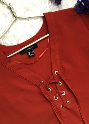 Стильная блуза на шнуровке