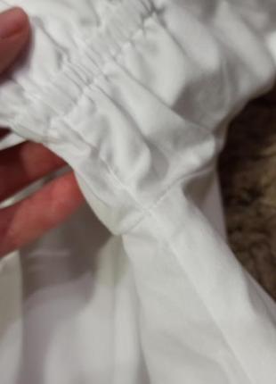 Белоснежная блуза с оригинальным вырезом и коротким пышным рукавом5 фото