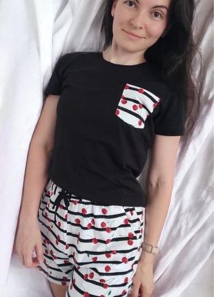 Молодежная трикотажная пижама для дома и сна с черной футболкой и шортами "вишни"