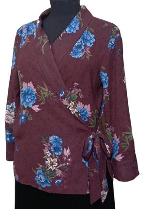 Блуза с запахом в цветах.3 фото