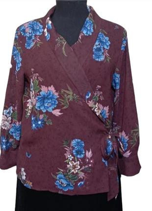 Блуза с запахом в цветах.2 фото