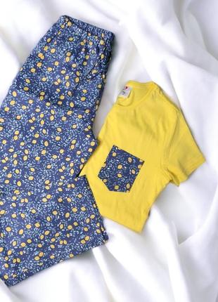 Жіноча піжама з трикотажної жовтої футболки та синіх штанів у принт "лимони" з сатину для дому1 фото