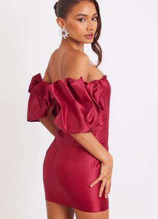 Шикарное красное платье с открытыми плечами и сборками на рукавах2 фото