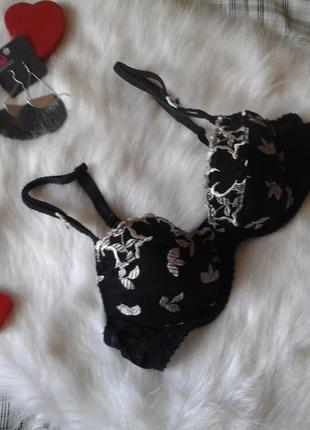 Красивый черный бюстгальтер с вышивкой
