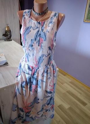 Супер платье на запах,нежный рисунком, без дефектов крутая модель