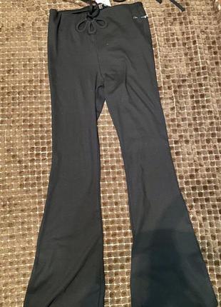 Клепшные брюки черного цвета, со шнуровками4 фото