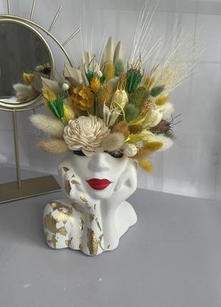 Кашпо с сухоцветами лица