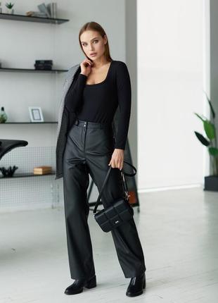 Женские стильные прямые черные кожаные брюки5 фото
