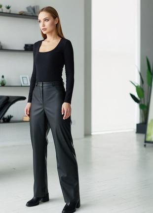 Женские стильные прямые черные кожаные брюки7 фото