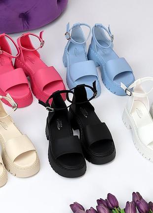 Стильные босоножки3 фото