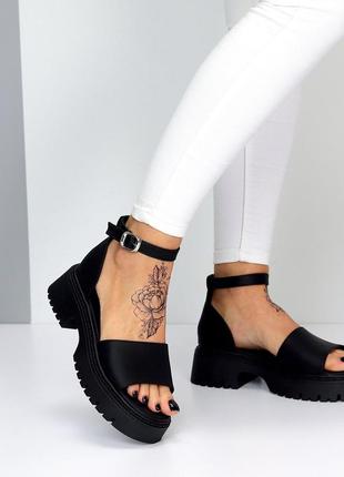 Босоножки черные