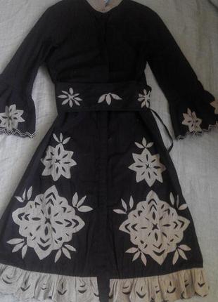 Котонова сукня чорного кольору з нашитим орнаментом кольору кави з молоком; котон; m\l