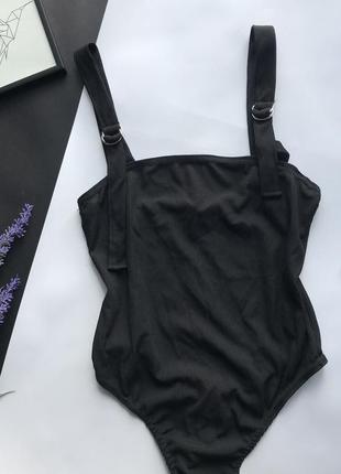 Шикарный чёрный боди в рубчик с застёжками