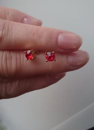 Сережки сережки — гвоздики з червоним каменем (бжутерія)1 фото