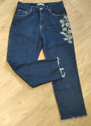 Pull&bear. красивые джинсы мом с вышивкой.2 фото