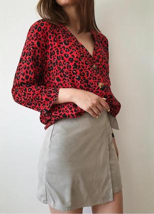 Яркая блуза в анималистичный принт