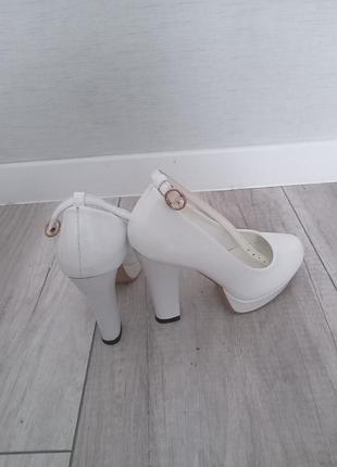 Белые свадебные туфл