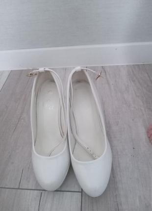 Белые свадебные туфл