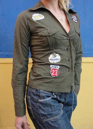 Сорочка жіноча кольору хакі з нашивками