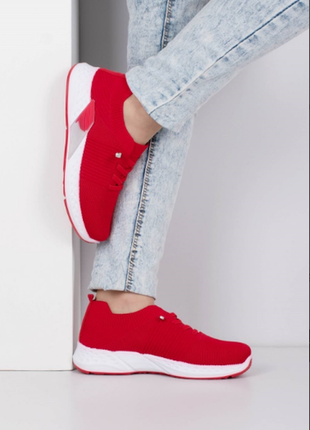 Женские красные кроссовки из текстиля1 фото