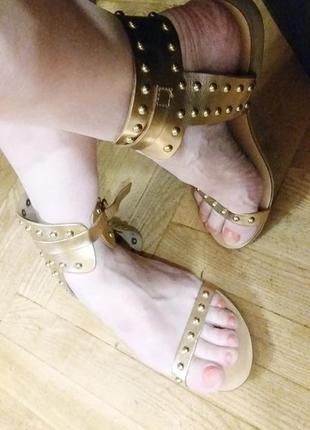 Сандалі .босоніжки