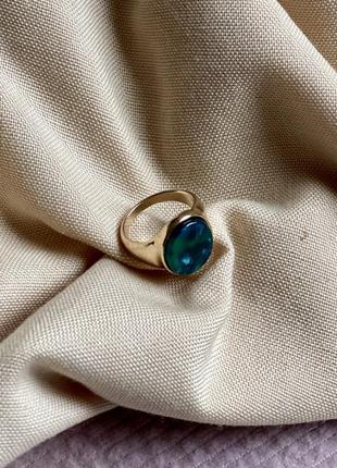 Кольцо под золото с имитацией зеленого камня2 фото